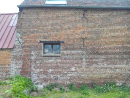 Pose d'un linteau en chne dans mur en briques - 1